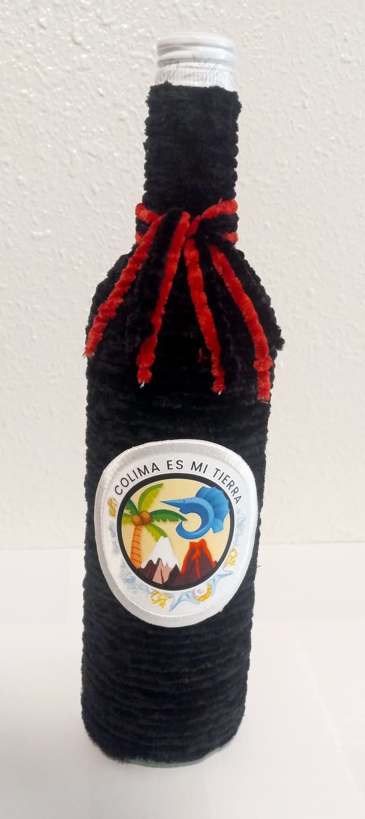 Botella decorada Colima Es Mi Tierra — vidrio y estambre