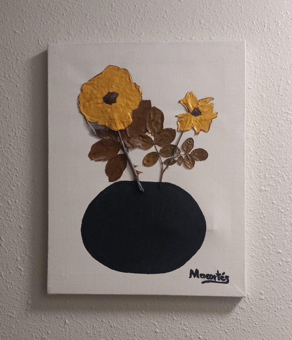 Muted Mustard — flor seca sobre lienzo, 11 × 14 in